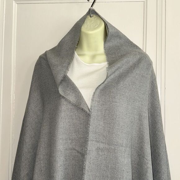 NWT Urban Outfitters gray polyester/viscose very large shawl/wrap - Picture 3 of 5
